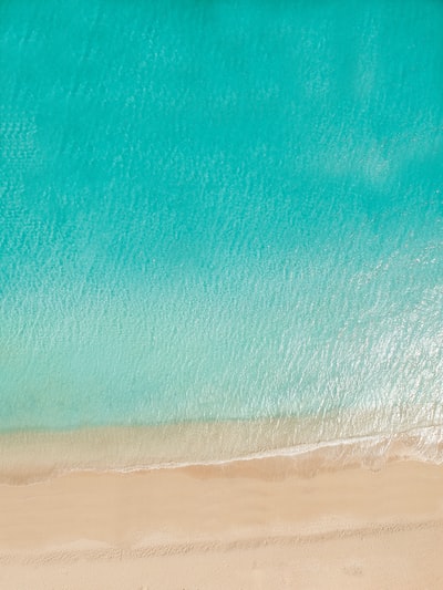 蓝色海岸附近的水域
